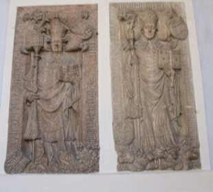 Epitaphe in den Arkaden