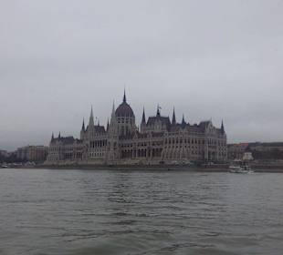 Parlament widziany z rzeki