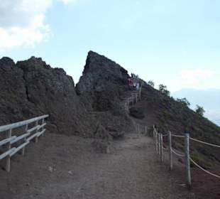 Der Weg auf dem Kraterrand