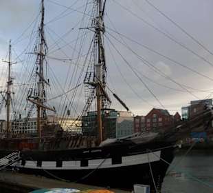 Museumsschiff am Hotel