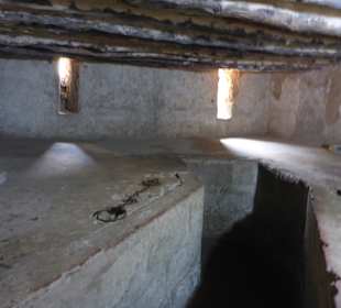 Kellerloch i. d. früher Sklaven eingesperrt wurden