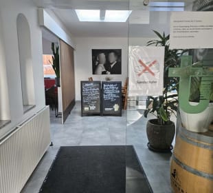 Eingangsbereich - Hinweis auf Sandschuhverbot