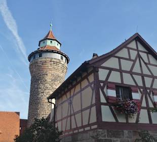 Das Brunnenhaus und der Sinwellturm auf der Burg