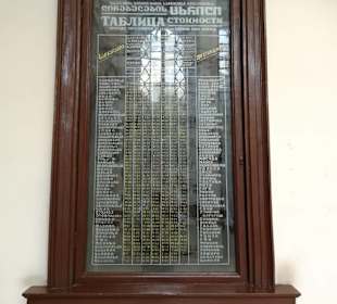 Tafel mit Abfahrtszeiten der Züge