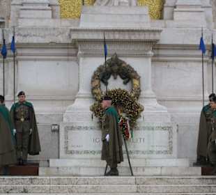 Wache vor dem Momument