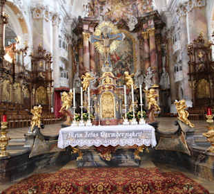 Hauptaltar im Chorraum