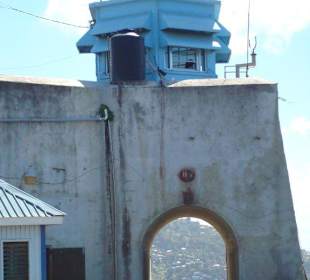 Einfahrt zum Fort mit Leuchturm