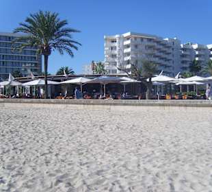 Blick vom Strand auf das Cafe del Sol und Umgebung