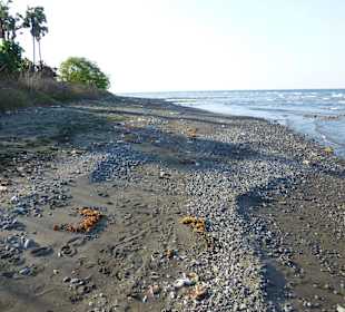 Auch außerhalb war der Strand sehr vermüllt
