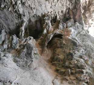 Lauter Felsen über der Höhle