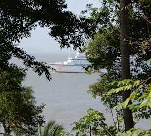 MS Deutschland vor der Ile Royale