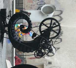 Rzeźba w fontannie obok Centrum Pompidou