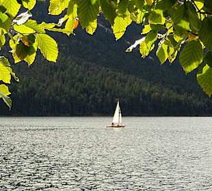 Ein einsames Boot auf dem Wasser