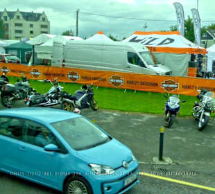 Blick aus dem fahrenden Reisebus auf das Bikefest