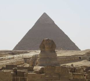 Sphinx vor Pyramide
