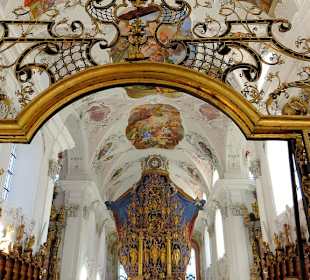 Eingangsgitter und Hochaltar