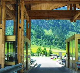 Durch die Mautstation