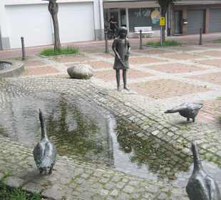 Brunnen mit Gänsen und Liesel in der Altstadt