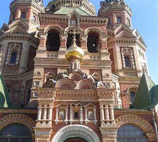 Peter Paul Kathedrale vor Palastanlage Peterhof