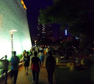 Życie towarzyskie wokół murów wieczorem