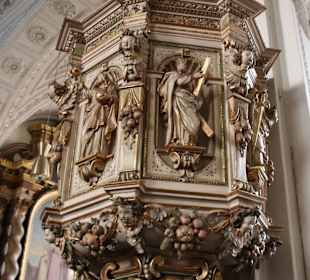 Kanzelkorb mit Figuren und Holznalerei