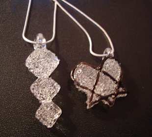 Vorgefertigte Kette und Sonderanfertigung (rechts)