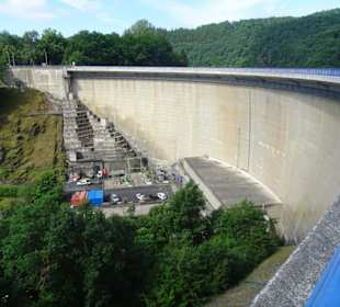 Blick auf die Staumauer der Talsperre