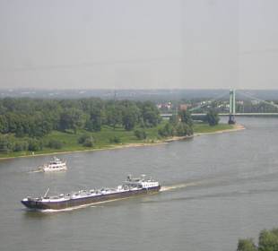 Blick aus der Seilbahn durch die Scheibe