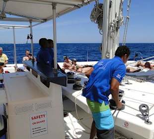 Crew beim Segel setzen