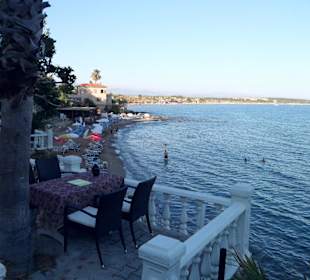 Blick auf den öffentlichen Sandstrand