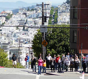 Touristenauflauf am Fuß der Serpentinen