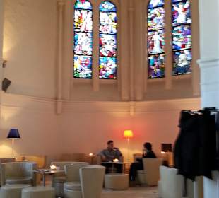 Gemütliche Sitzecke im Altarraum