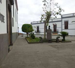 Platz vor der Kirche