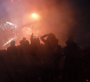 Feuerwerk entlädt sich in Publikum