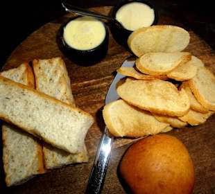 Brotauswahl mit Dips als Vorspeise