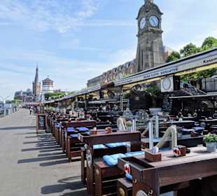 Spaziergang über die Rheinuferpromenade Düsseldorf