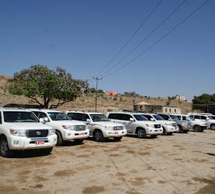 Fahrzeugflotte an der Tawi Atayr Sinkhole