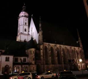 Außenansicht bei Nacht