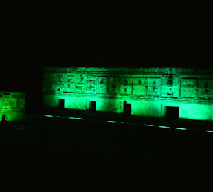 Anblick der beleuchteten Ruinen von Uxmal