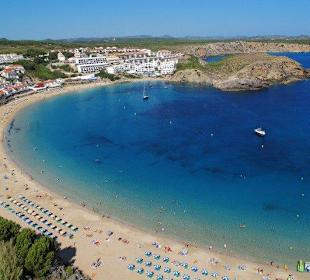 Preciosa playa de arena blanca en forma de concha