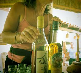 Franca serviert Drinks für die Gäste
