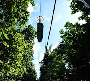 Die abwärtsfahrende Gondel über uns