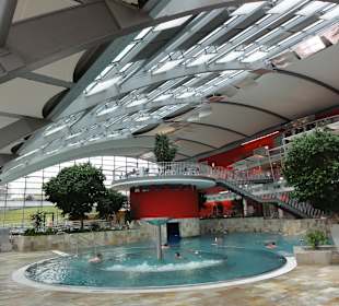 Blick auf Strömungskanal, Schwimmlagune und Grotte