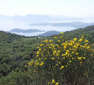 Blick aus den Bergen auf die Bucht Vlycho