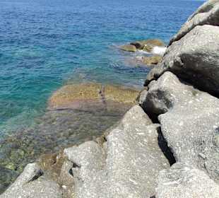 Vom Meer geformte Felsen