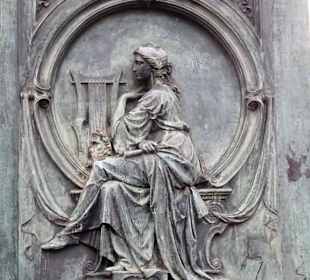 Relief am Sockel des Denkmals