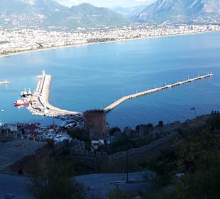 Aus der Burganlage Blick auf Alanya Ost mit dem Hafen