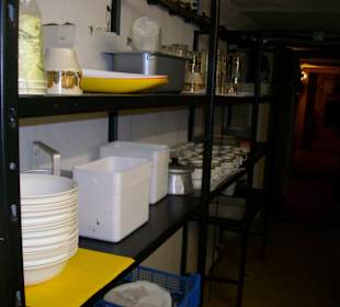 Volles Küchenregal mit Utensilien