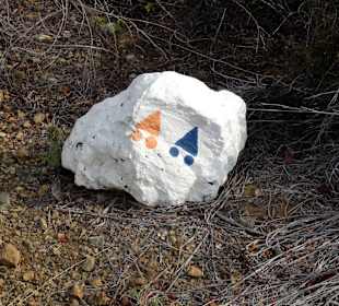 Markierungsstein auf dem Trail zu den Salinen