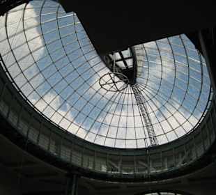 Blick auf die große Dachkuppel im Centro